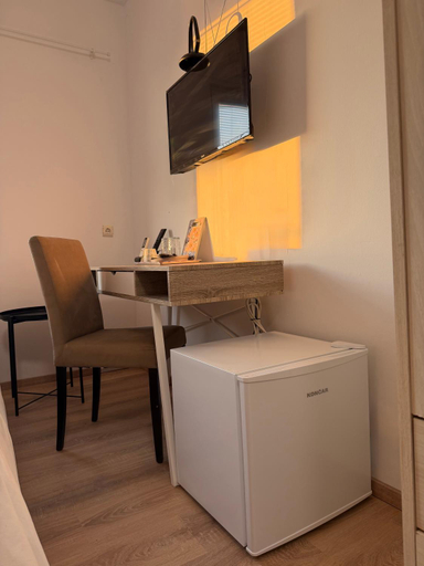 Others 5, Ensuite Stay Rooms, Split