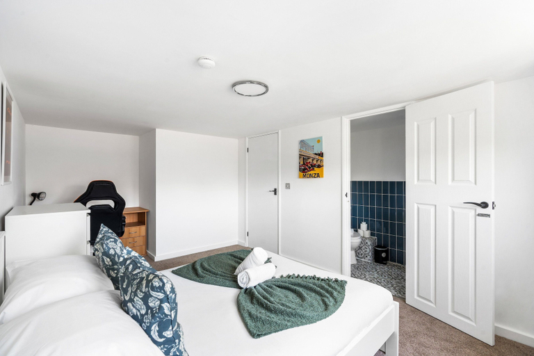 Room 4, Simply Hidden Garden Parking By My Getaways, West Sussex
