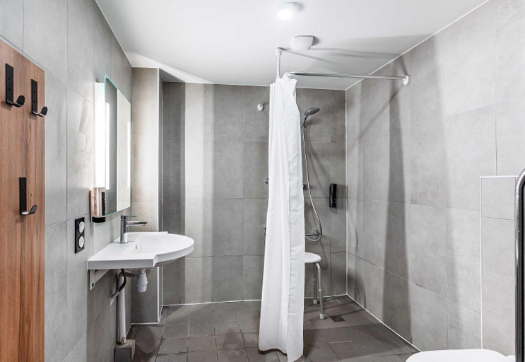 Bathroom 3, B&B HOTEL Thionville Yutz A31, Moselle