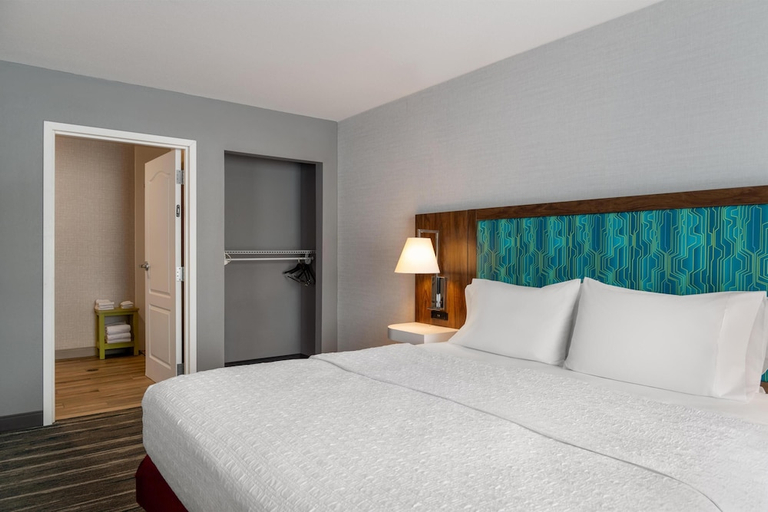 Bedroom 2, Hampton Inn Suites Grafton, Ozaukee