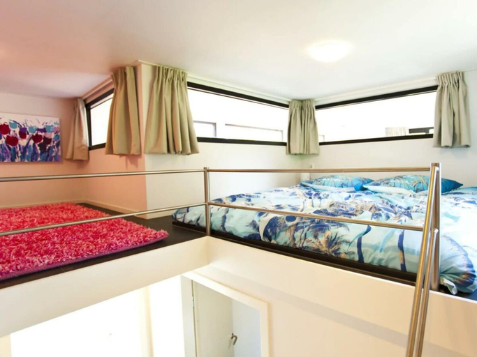 Room 1, Holiday Home in Halfweg With Terrace, Haarlemmerliede c.a.