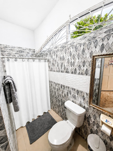 Bathroom 4, Dela de-Rose Guest House negril Jamaica