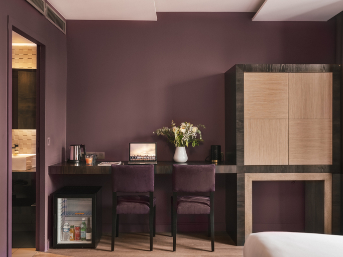 Bedroom 2, Hotel Legend, Paris