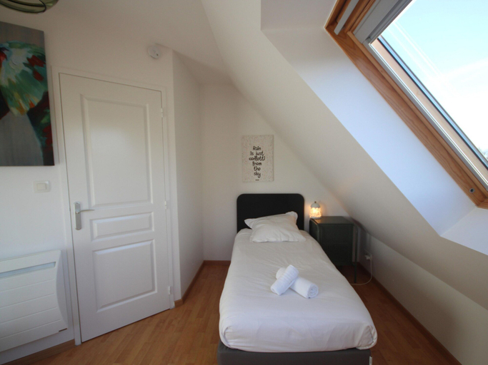 Room 5, House in Ploudalmezeau Near Treompan Beach, Finistère