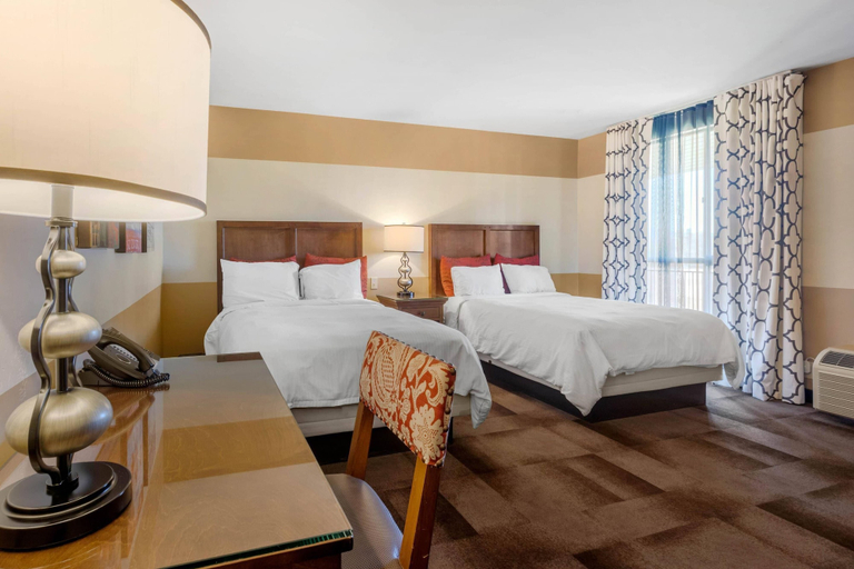 Bedroom 4, Carlton Oaks Lodge, an Ascend Collection Hotel, San Diego