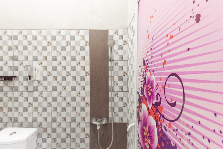 Bathroom 4, RedDoorz Near Alun Alun Slawi, Tegal