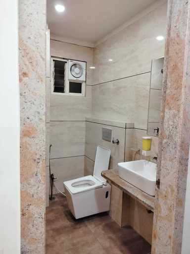 Bathroom 5, Hotel Silvora Inn - Bhopal, Bhopal