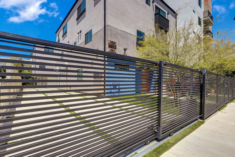 Property grounds 3, L.A Private Cozy 1BR Gated Washer & Dry, Los Angeles