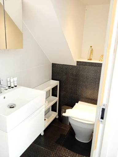 Bathroom 3, Camden Town Apartments by PrimeCityHOsts, London
