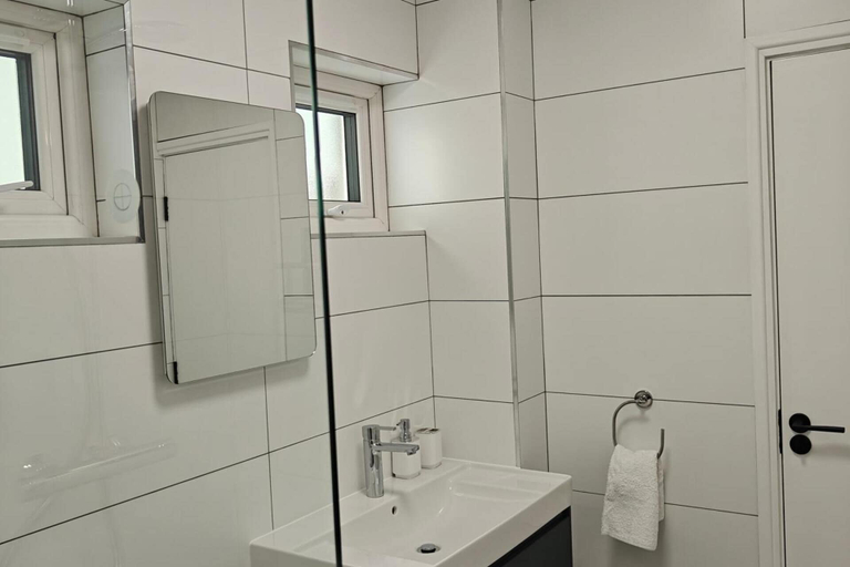Bathroom 5, 4 Bed House Sleeps 8 - Enclosed Garden - Parking