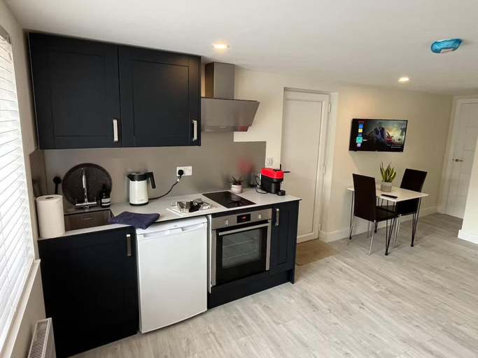 Private kitchen 5, River Studio, Sleeps 2 With Parking & Dog Friendly, Hampshire