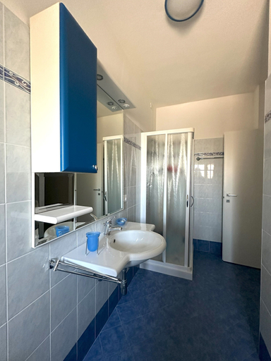 Bathroom 2, Bibione Flat With Side sea View, Venezia