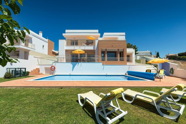 Pool 2, Villa Sleeps 8 With Pool and Parking, Albufeira