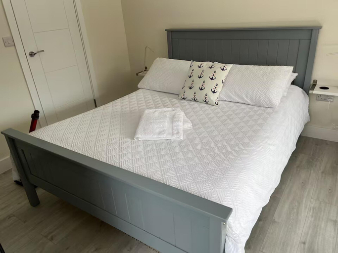 Room 2, River Studio, Sleeps 2 With Parking & Dog Friendly, Hampshire