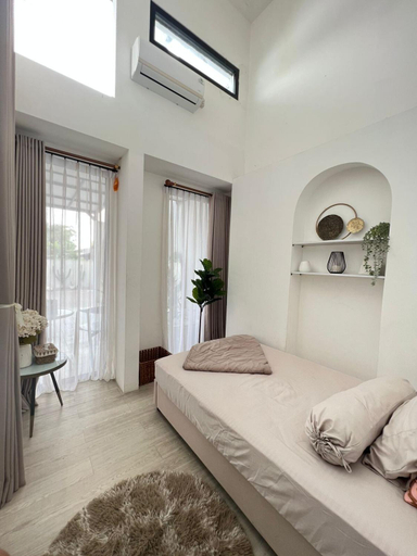 Others 1, Castello White House, Malang