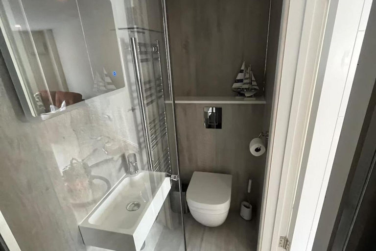 Bathroom 4, River Studio, Sleeps 2 With Parking & Dog Friendly, Hampshire