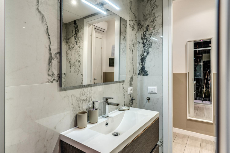 Bathroom 2, A Touch of Rome Guesthouse, Rome