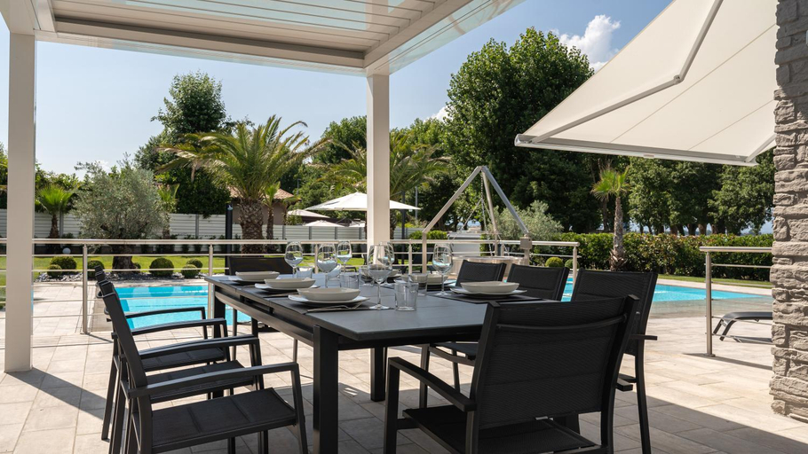 Food & Drinks, Villa Sirmione Front Lake, Brescia