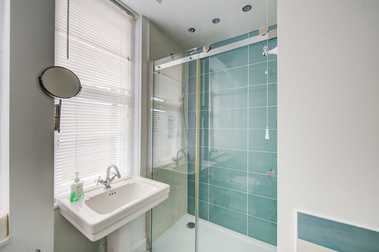 Bathroom 3, GuestReady - 2BR Apartment in Bruntsfield, Edinburgh