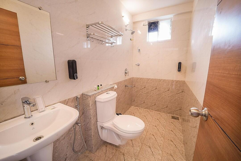 Bathroom, Hotel Wayfarer, North Goa