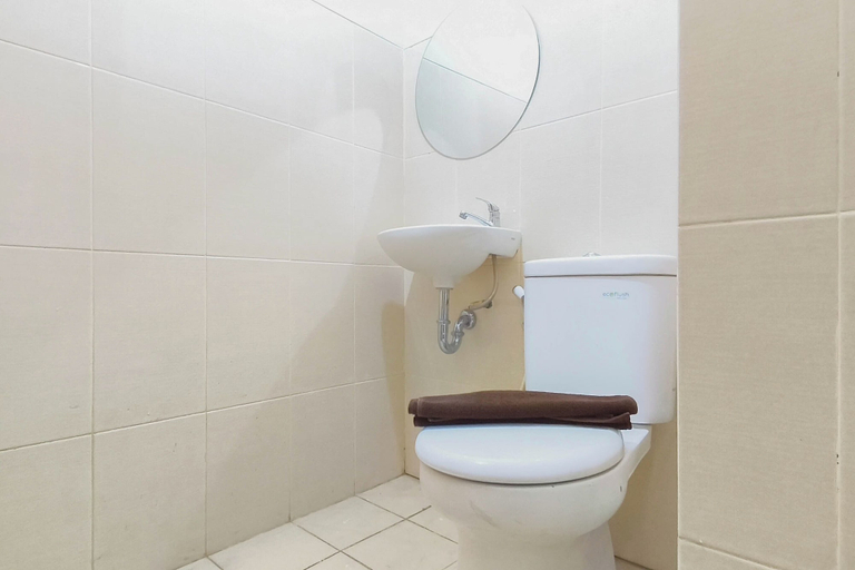 Bathroom 2, Convenient 2Br For 4 Pax At Bale Hinggil Apartment, Surabaya