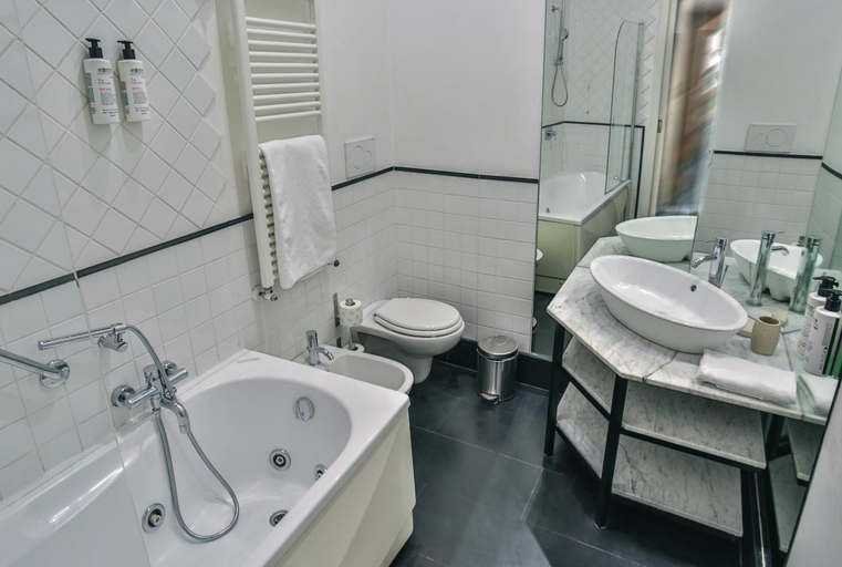Bathroom 2, ROMAC Leone Apartments, Roma