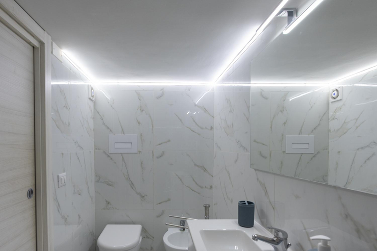 Bathroom 2, DIMORA MARADONA ai QUARTIERI SPAGN0LI, Napoli