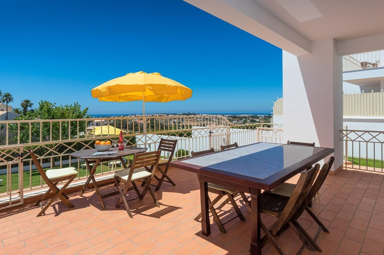 Outdoor dining 3, Villa Sleeps 8 With Pool and Parking, Albufeira