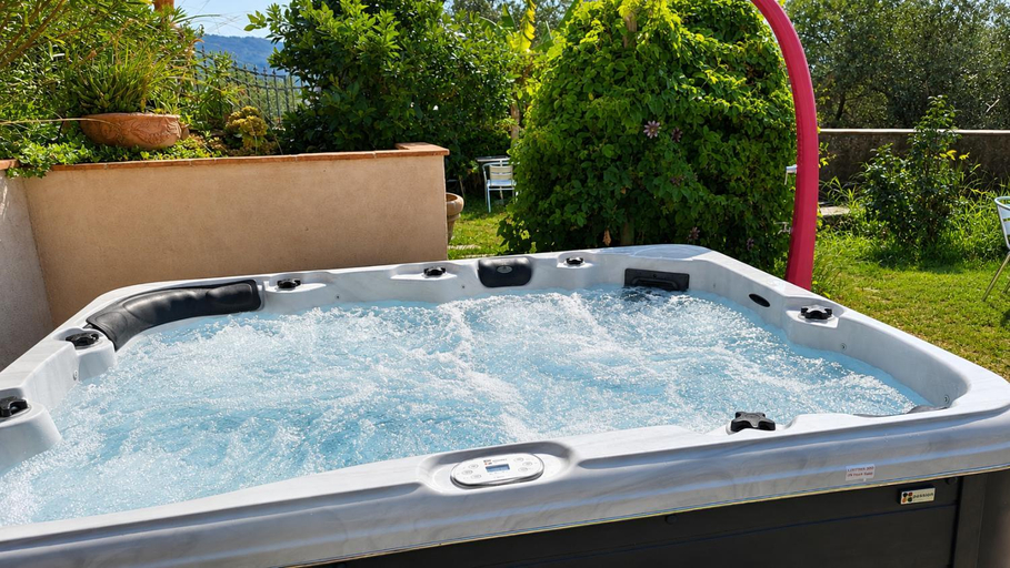 Sport & Beauty 2, VILLA Castel del Monte - Panoramic Tuscan Villa with Jacuzzi, Pistoia