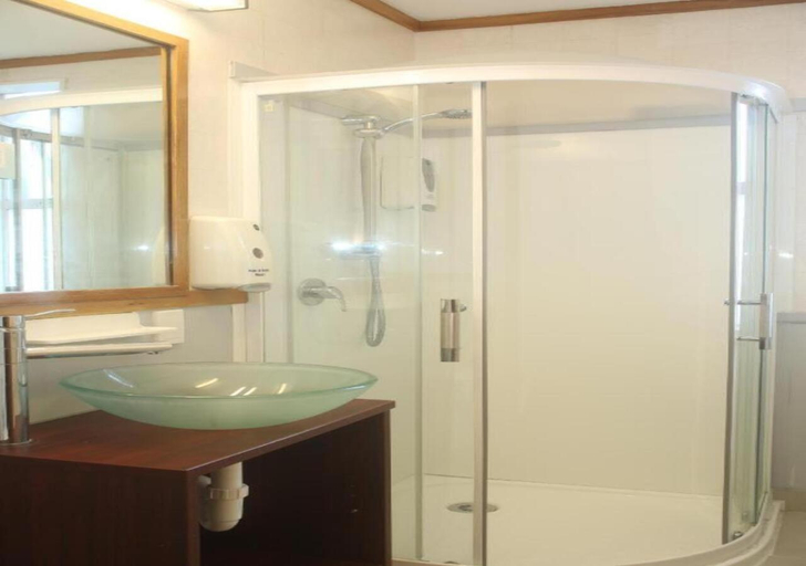 Bathroom 4, Grand Hotel Wanganui, Wanganui