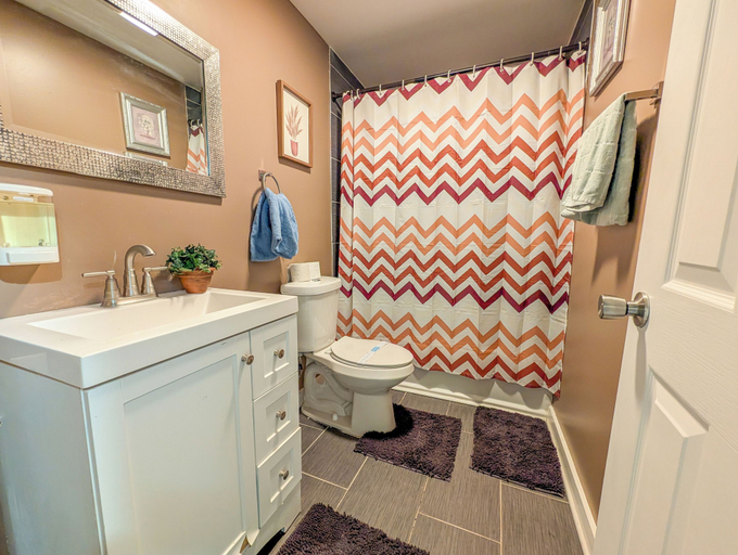 Bathroom 2, Lovely 4BR Home with King Bed Sleeps 8 & Free Parking, Atlanta