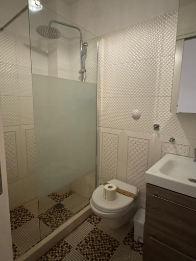Bathroom 3, D'Aaragona 56, Bari