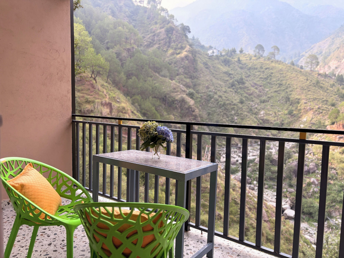 Outdoor dining 2, Pahadi Sukoon - A frame Cottages, Kangra
