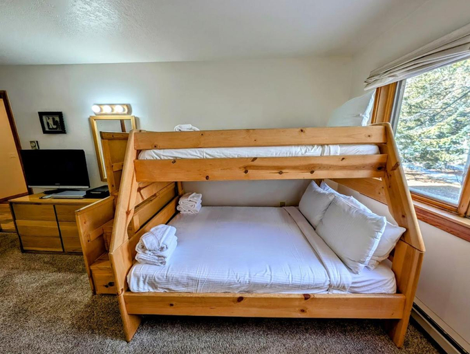 Bedroom 3, Quicksilver 1660, Summit