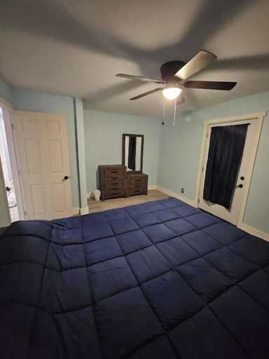 Room 4, Howland House King bed Seconds from I-95, Penobscot