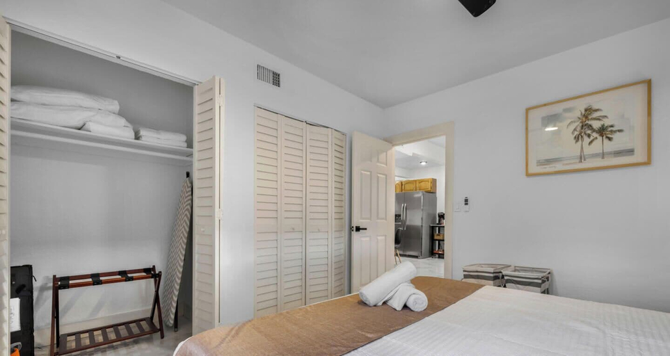 Room 4, Stylish 2BR & Parking in Design District, Miami-Dade