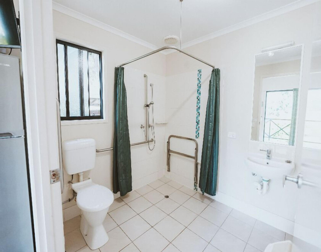 Bathroom 4, BIG4 Cania Gorge Holiday Park, Monto