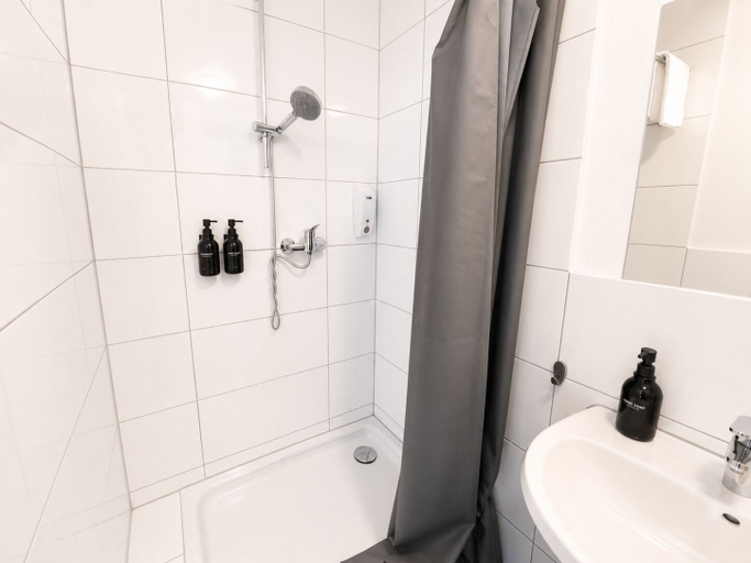 Bathroom 4, Central Studio Düsseldorf, Düsseldorf