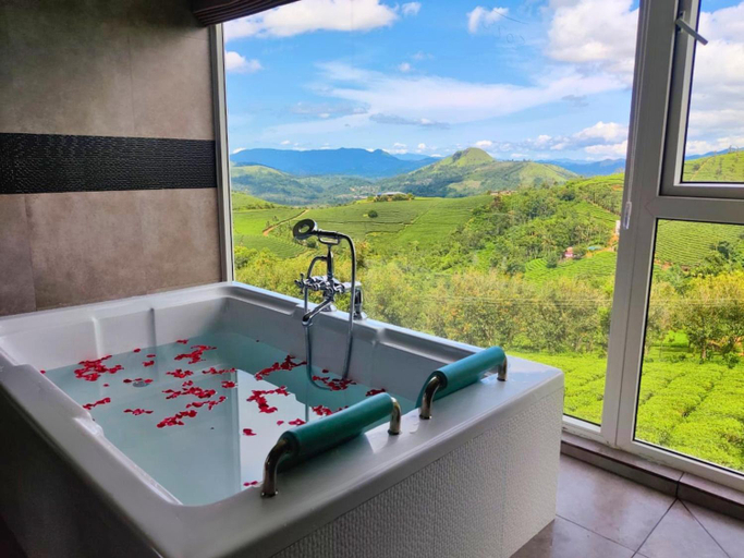 Bathroom 2, The Highlander, Idukki