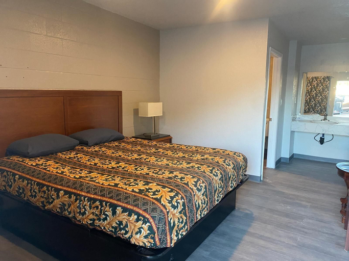 Room 5, Fremont Motel, Yolo