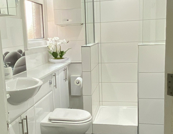 Bathroom 3, 19 Station Road, Oxfordshire