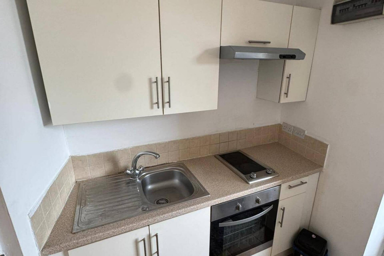 Private kitchen 3, Upper Holloway Studio, 1 Min to Station, Sleeps 2, London