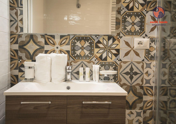 Bathroom 3, South Hands, Napoli