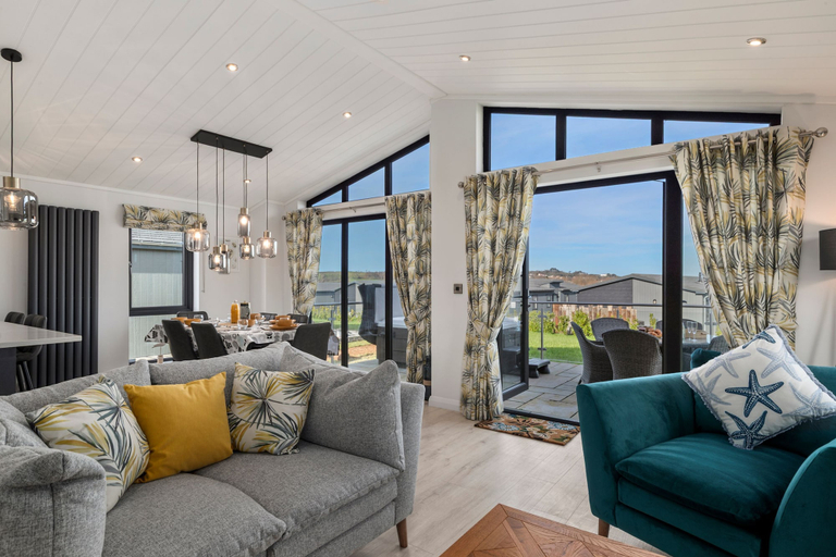 Room 4, Bryn Hafod - Luxury Lodge Hot Tub Walk to Beach, Pembrokeshire