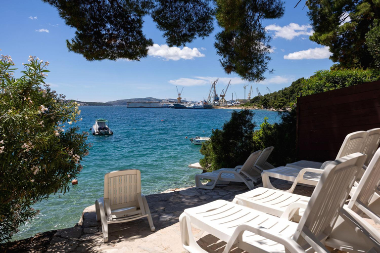 Sport & Beauty 5, Villa Penava, private beach, pool and 7min to Trogir, Trogir