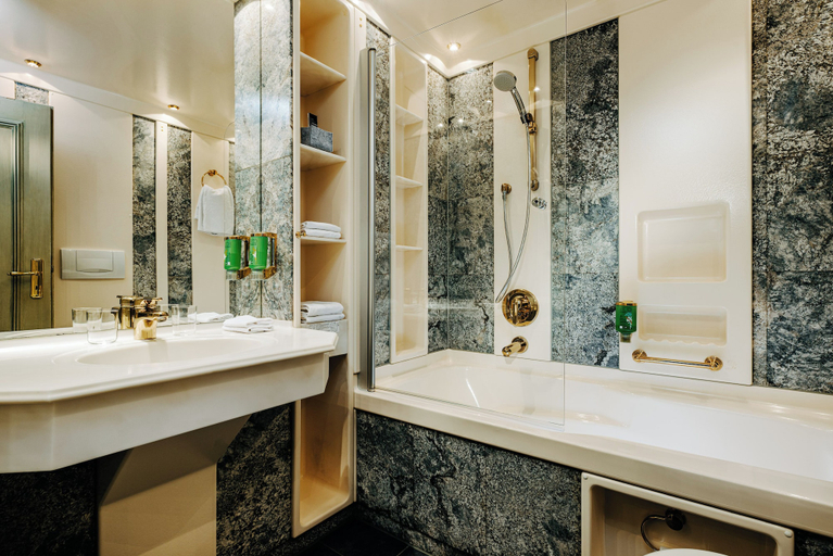 Bathroom 4, Romantik Berghotel Astenkrone, Hochsauerlandkreis