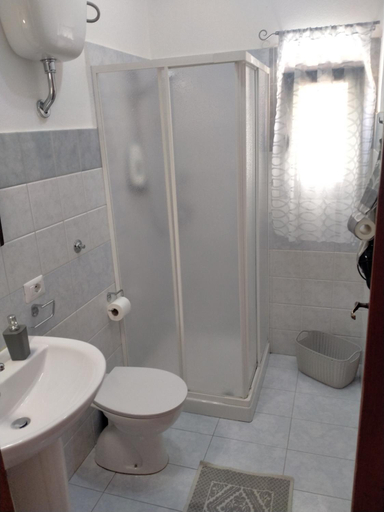 Bathroom 3, Le Camelie camera, Oristano