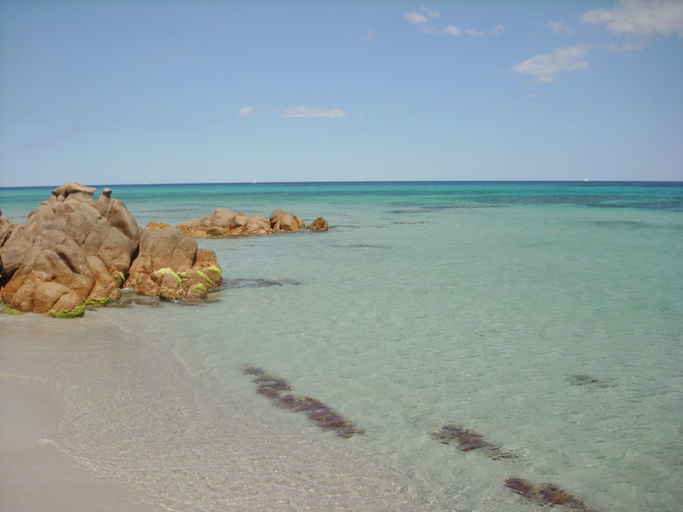 Beach 2, Comfy Flat With Terrace and Pool, Nuoro