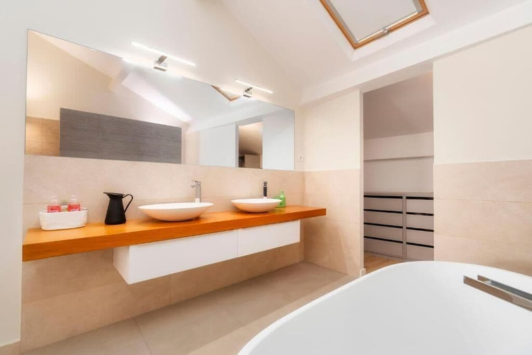 Bathroom 3, Casa Butterfly, Faro
