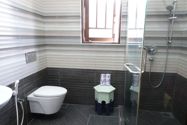 Bathroom 2, Palm Grove, Thimbirigasyaya